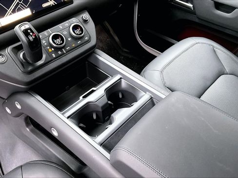 Used 2025 Land Rover Defender 90 X-Dynamic SE image 16