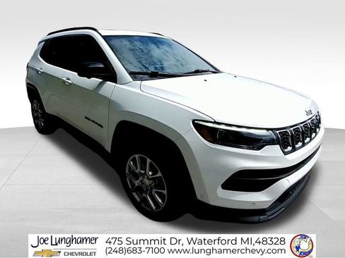 Used 2024 Jeep Compass Latitude w/ Sun and Sound Group AWD/4WD image 2