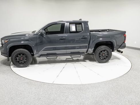 Used 2025 Toyota Tacoma SR5 AWD/4WD image 32