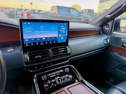 Used 2023 Lincoln Navigator Reserve image 17