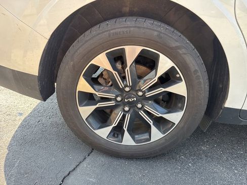 Used 2024 Kia Carnival EX FWD image 19