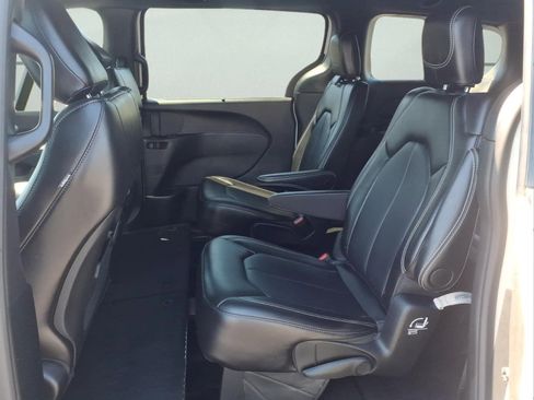 Used 2025 Chrysler Pacifica Select FWD image 13