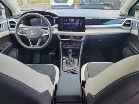Certified 2025 Volkswagen Taos SE FWD image 2