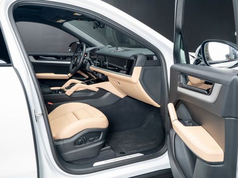 Certified 2025 Porsche Cayenne S AWD/4WD image 39