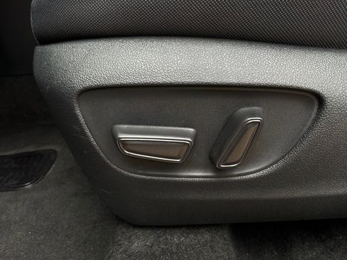 Used 2025 Toyota Highlander LE FWD image 10