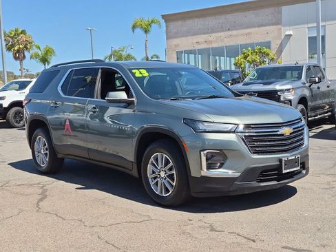 Used 2023 Chevrolet Traverse LT FWD image 2