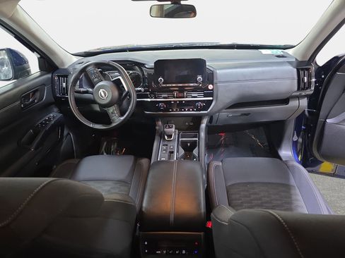 Used 2025 Nissan Pathfinder SV FWD image 9