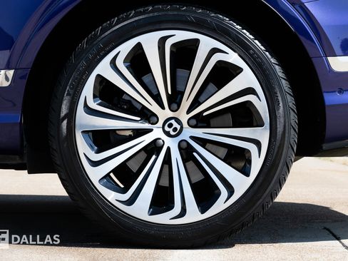 Used 2023 Bentley Bentayga image 9
