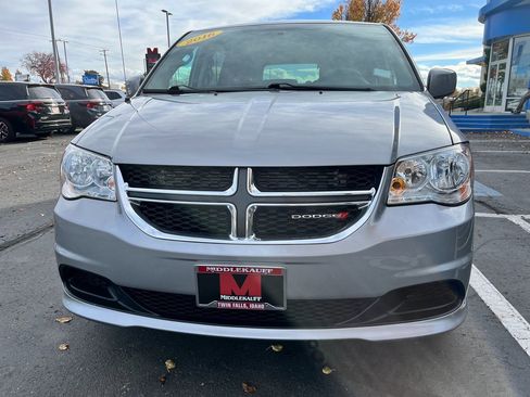 Used 2016 Dodge Grand Caravan SE image 2