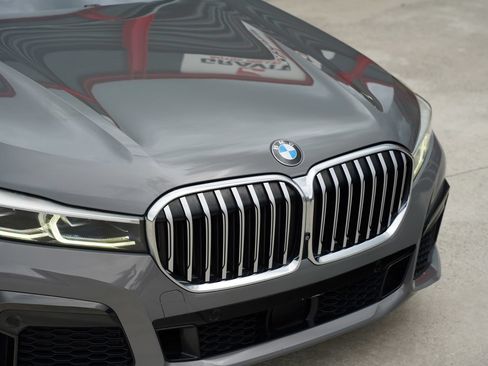 Used 2022 BMW 740i w/ M Sport Package RWD image 8
