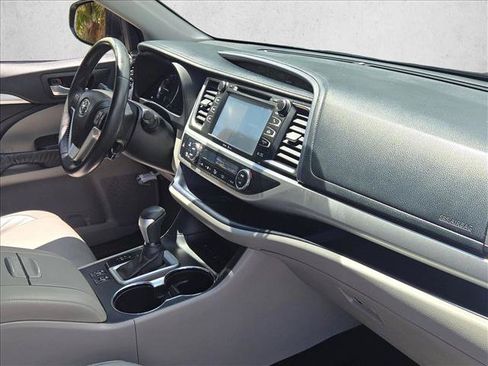 Used 2014 Toyota Highlander XLE AWD/4WD image 24
