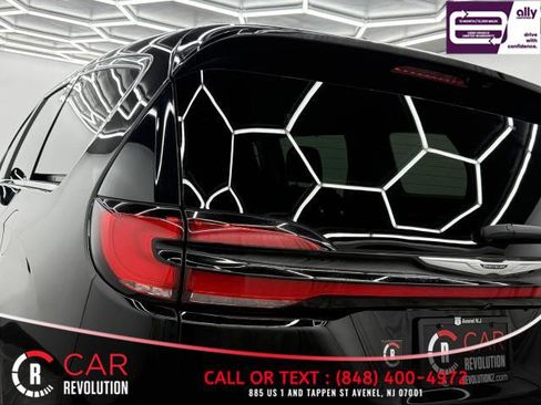 Used 2024 Chrysler Pacifica Touring-L FWD image 72