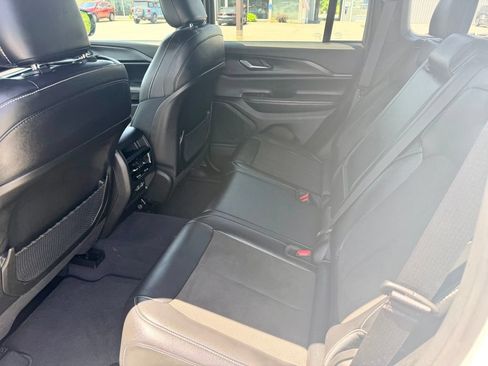 Used 2023 Jeep Grand Cherokee Altitude AWD/4WD image 10