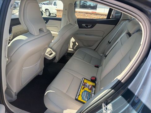 Used 2021 Volvo S60 T5 Momentum w/ Advanced Package image 5
