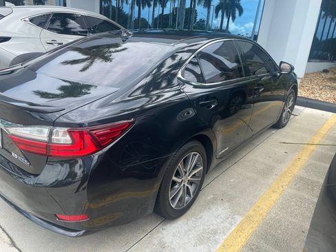 Used 2017 Lexus ES 300h w/ Luxury Package FWD image 5
