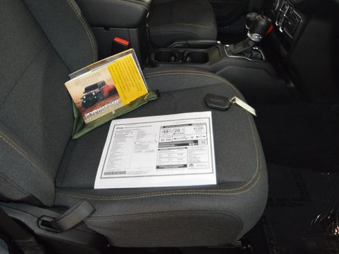 Used 2025 Jeep Wrangler Unlimited Sahara image 7