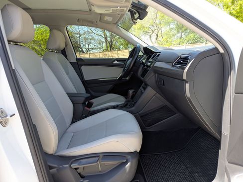 Used 2019 Volkswagen Tiguan SE w/ Panoramic Sunroof Package image 27
