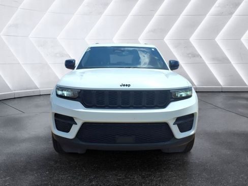Used 2024 Jeep Grand Cherokee Altitude RWD image 8