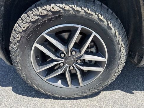 Used 2022 Jeep Grand Cherokee Laredo X AWD/4WD image 5