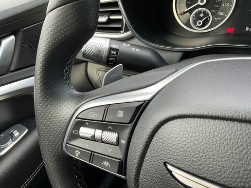 Used 2025 Genesis G70 2.5T image 19