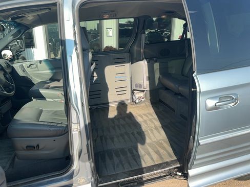 Used 2004 Chrysler Town & Country Touring w/ Leather Interior Group FWD image 17