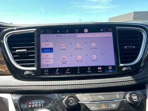 Used 2023 Chrysler Pacifica Limited w/ Uconnect Theater Family Group FWD image 28