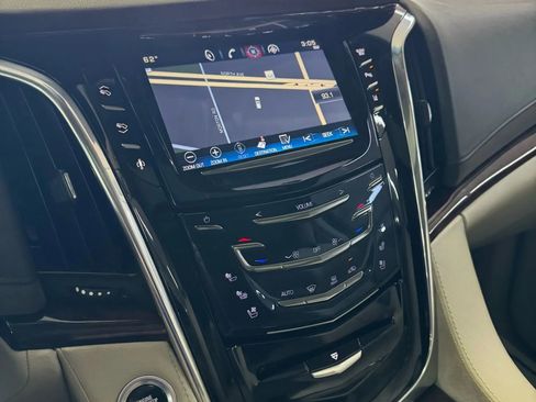 Used 2015 Cadillac Escalade Luxury image 33