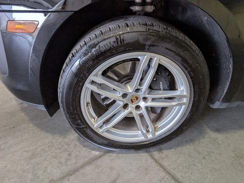 Certified 2024 Porsche Macan image 14