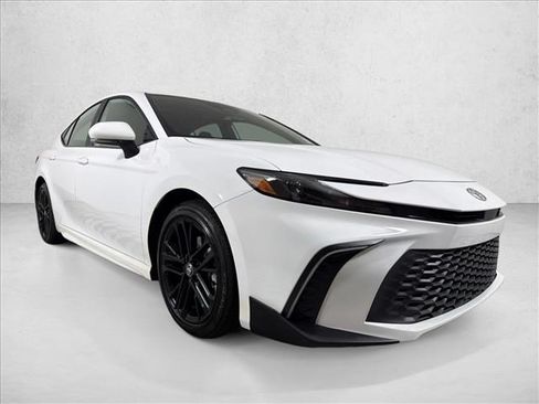 Used 2025 Toyota Camry SE w/ Convenience Package FWD image 1