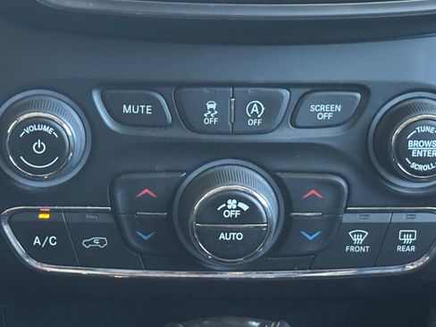 Used 2022 Jeep Cherokee Trailhawk w/ Trailer Tow Group AWD/4WD image 4