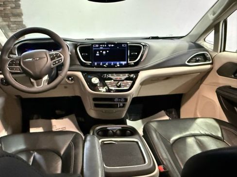 Used 2022 Chrysler Pacifica Touring-L image 26