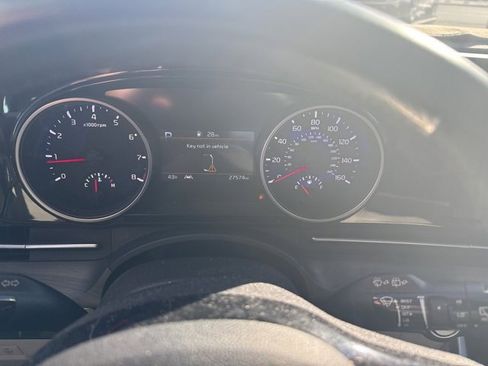 Used 2023 Kia Carnival EX image 20