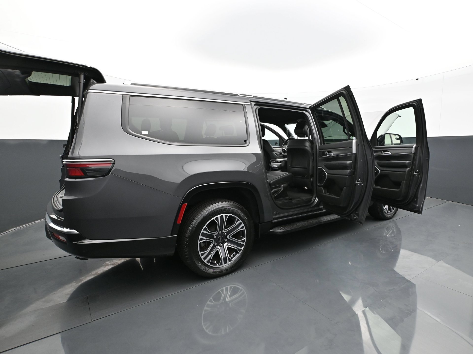 Used 2025 Jeep Wagoneer L Series II w/ 8-pass Seating Package AWD/4WD image 39