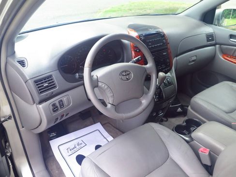 Used 2008 Toyota Sienna FWD image 10