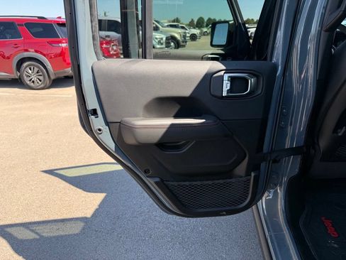 Used 2025 Jeep Gladiator Rubicon AWD/4WD image 9