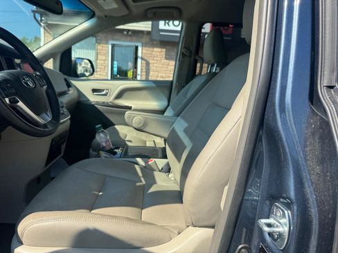 Used 2017 Toyota Sienna XLE w/ XLE Navigation Package FWD image 8