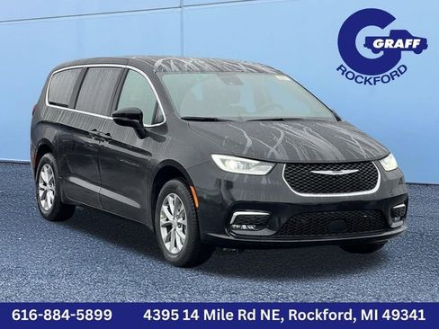 New 2026 Chrysler Pacifica Select image 1