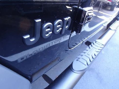 Used 2024 Jeep Gladiator Sport image 25