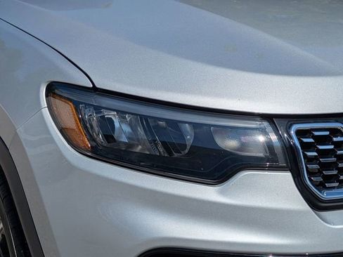 Used 2024 Jeep Compass Limited image 10