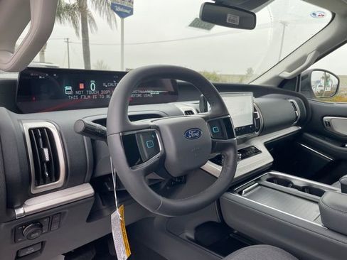 New 2026 Ford Expedition Active image 9