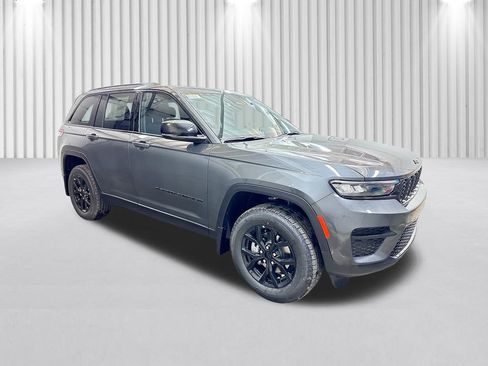 New 2025 Jeep Grand Cherokee Laredo image 2