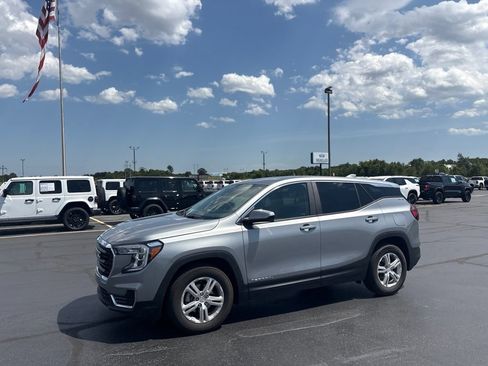 Used 2024 GMC Terrain SLE FWD image 3