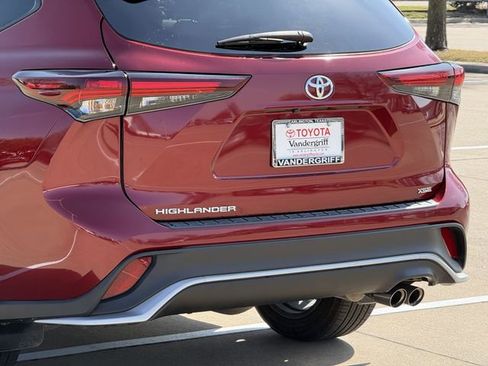Used 2024 Toyota Highlander XSE image 6