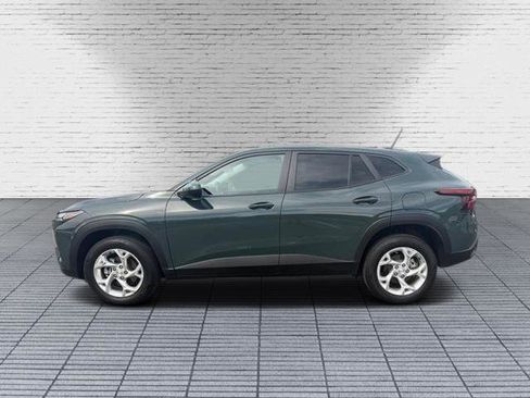 Used 2025 Chevrolet Trax LS w/ LS Convenience Package FWD image 2
