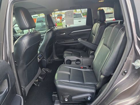 Used 2018 Toyota Highlander SE image 9