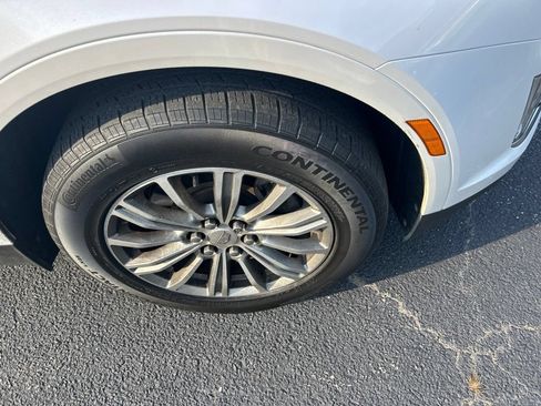 Used 2017 Cadillac XT5 Luxury w/ Driver Awareness Package FWD image 11