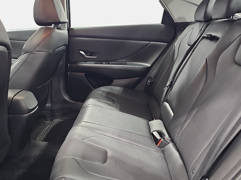 Used 2023 Hyundai Elantra Limited w/ Preferred Accessory Package FWD image 12