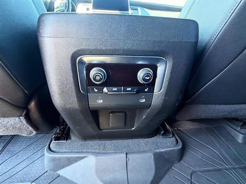 Used 2022 Chevrolet Tahoe Z71 w/ Luxury Package AWD/4WD image 16