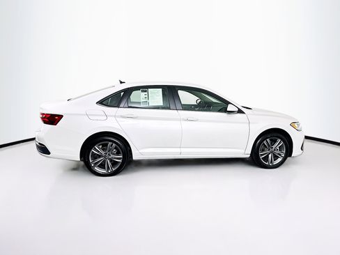 Used 2024 Volkswagen Jetta SE image 10