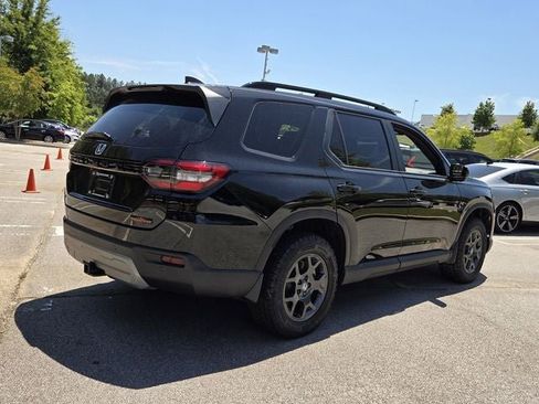 Used 2025 Honda Pilot TrailSport image 6